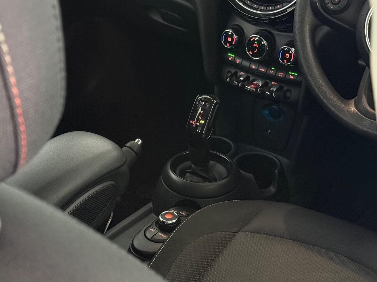 MINI Hatch thumbnail Interior Front