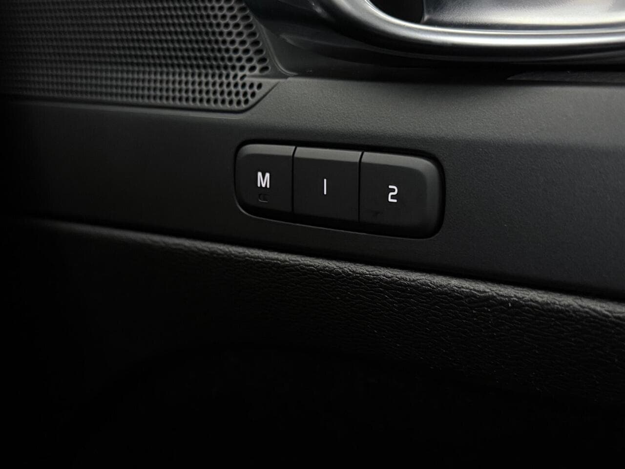 Volvo XC40 thumbnail Misc Controls