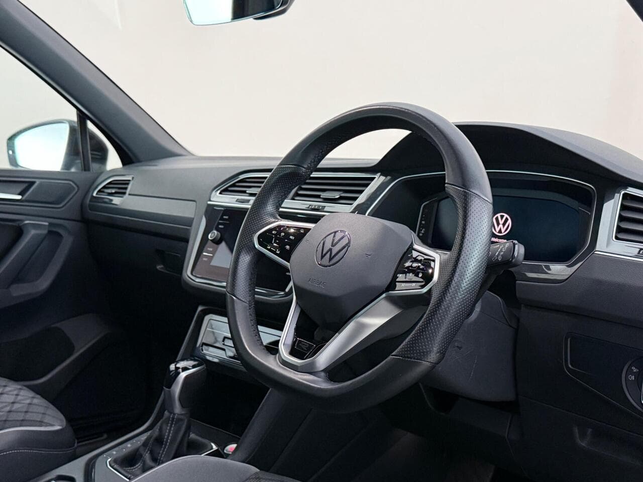 Volkswagen Tiguan thumbnail Interior Front
