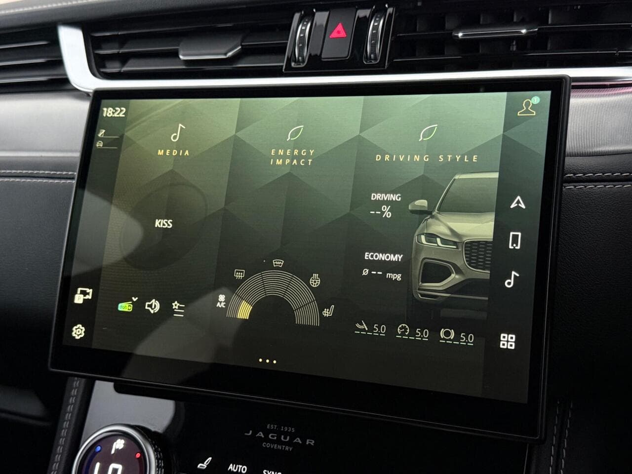 Jaguar F-PACE thumbnail Infotainment System