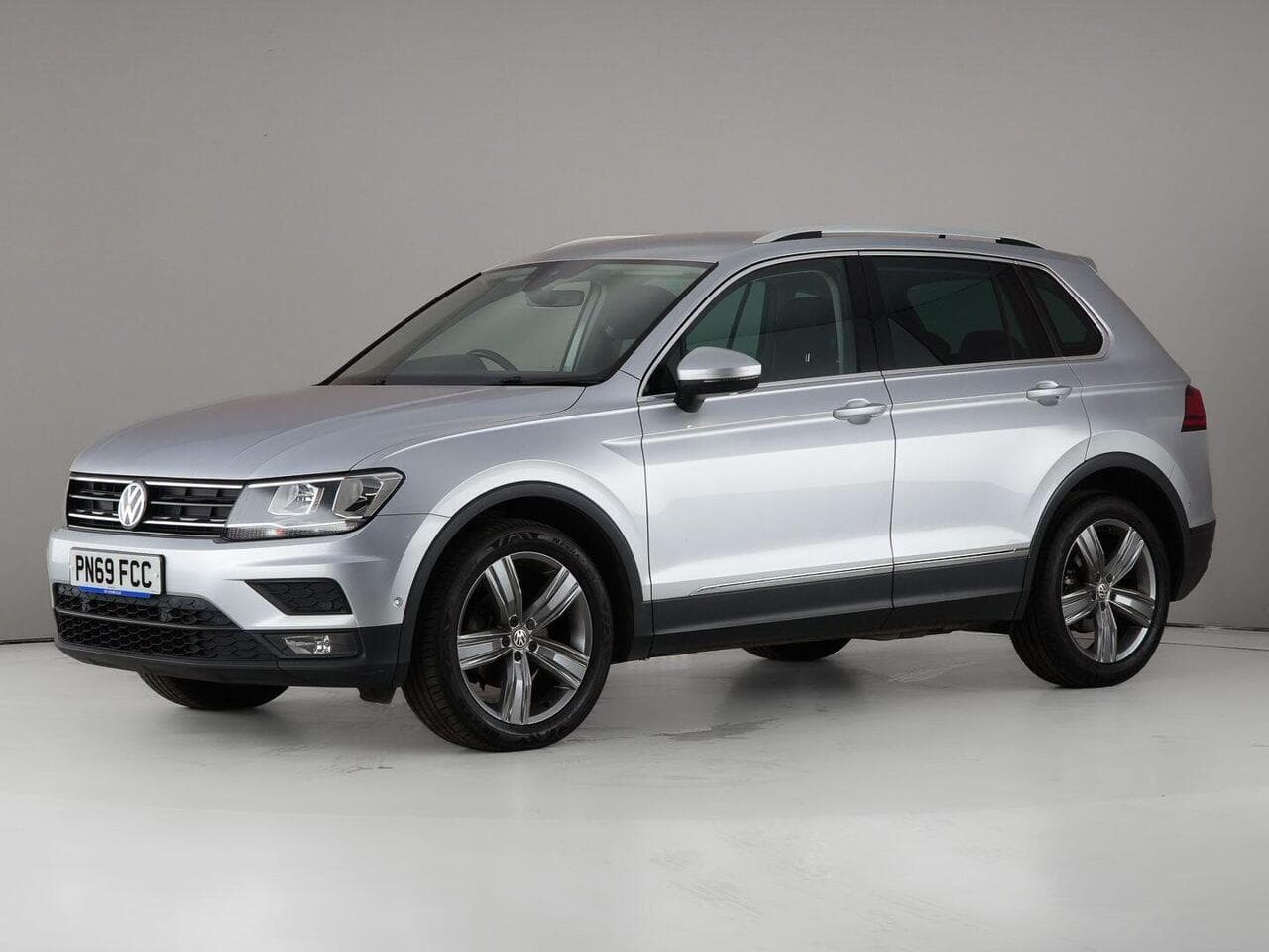 Volkswagen Tiguan thumbnail Front Left