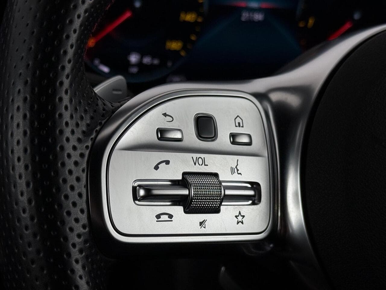 Mercedes-Benz GLA thumbnail Misc Controls