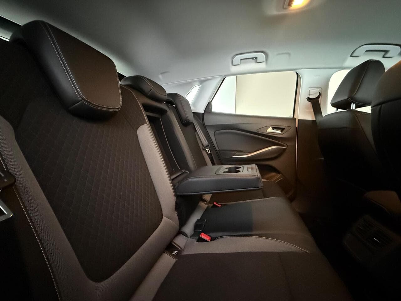 Vauxhall Grandland thumbnail Seats Rear