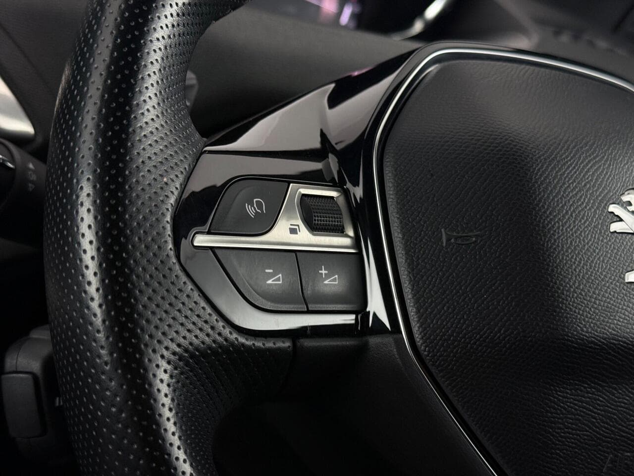 Peugeot 5008 thumbnail Misc Controls