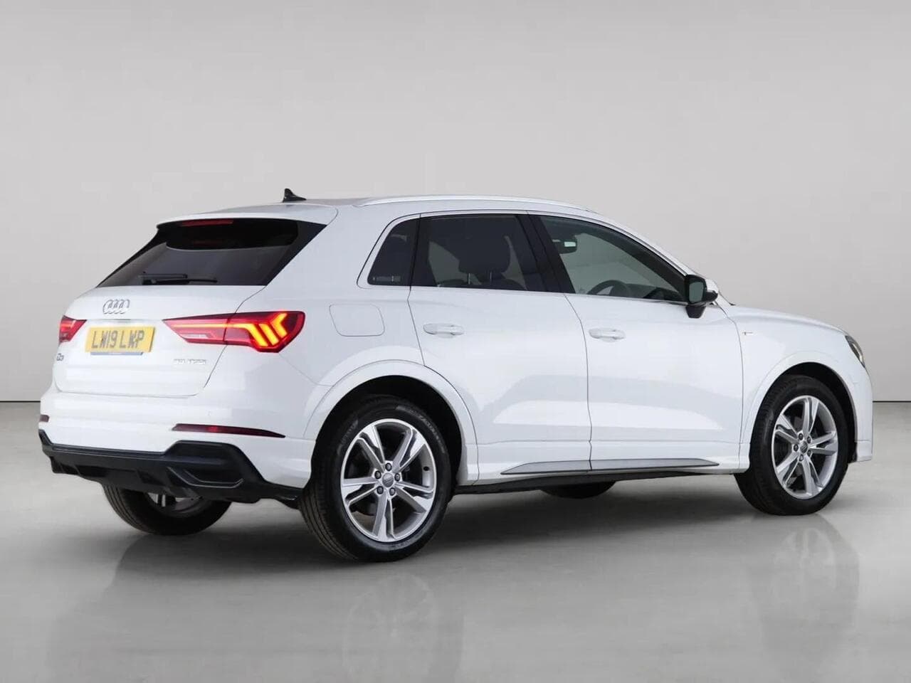 Audi Q3 thumbnail Rear Right