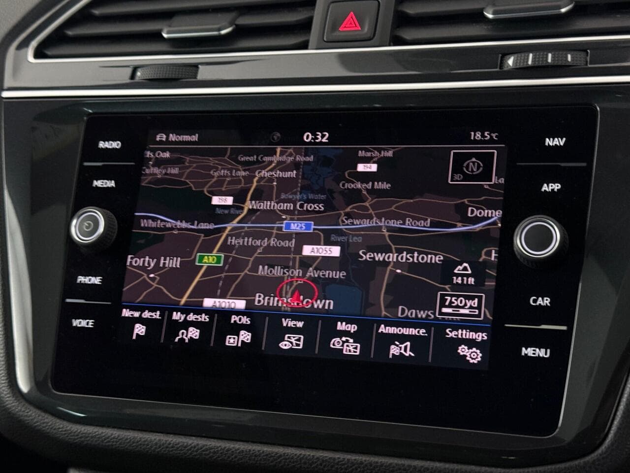 Volkswagen Tiguan thumbnail Infotainment System
