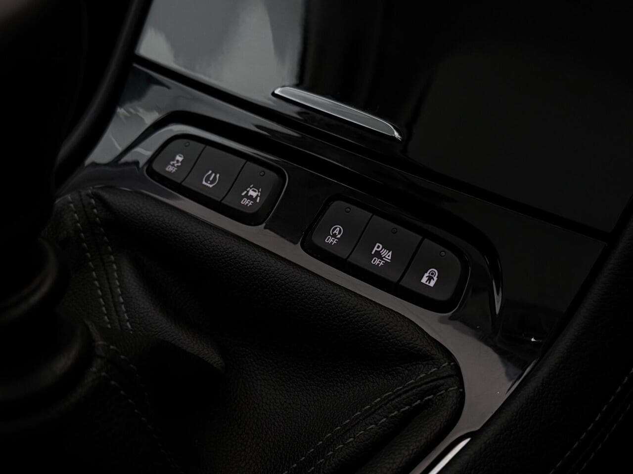 Vauxhall Grandland X thumbnail Misc Controls