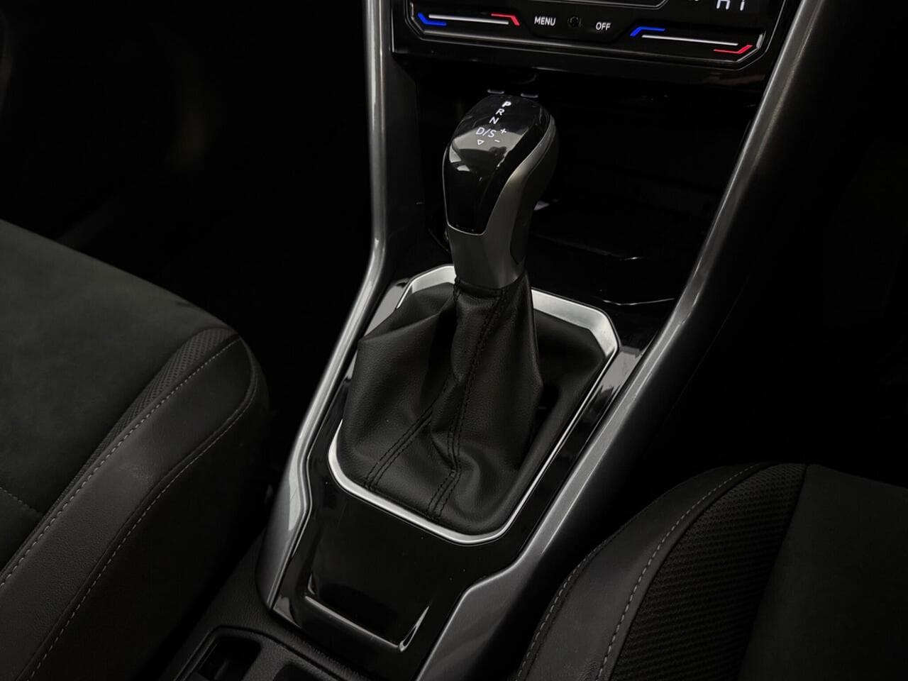 Volkswagen T-Roc thumbnail Interior Front