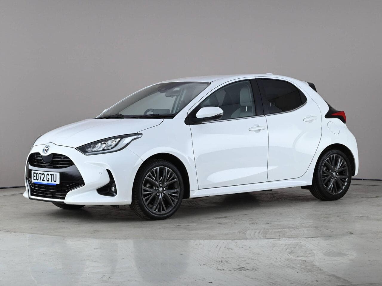Toyota Yaris thumbnail Front Left