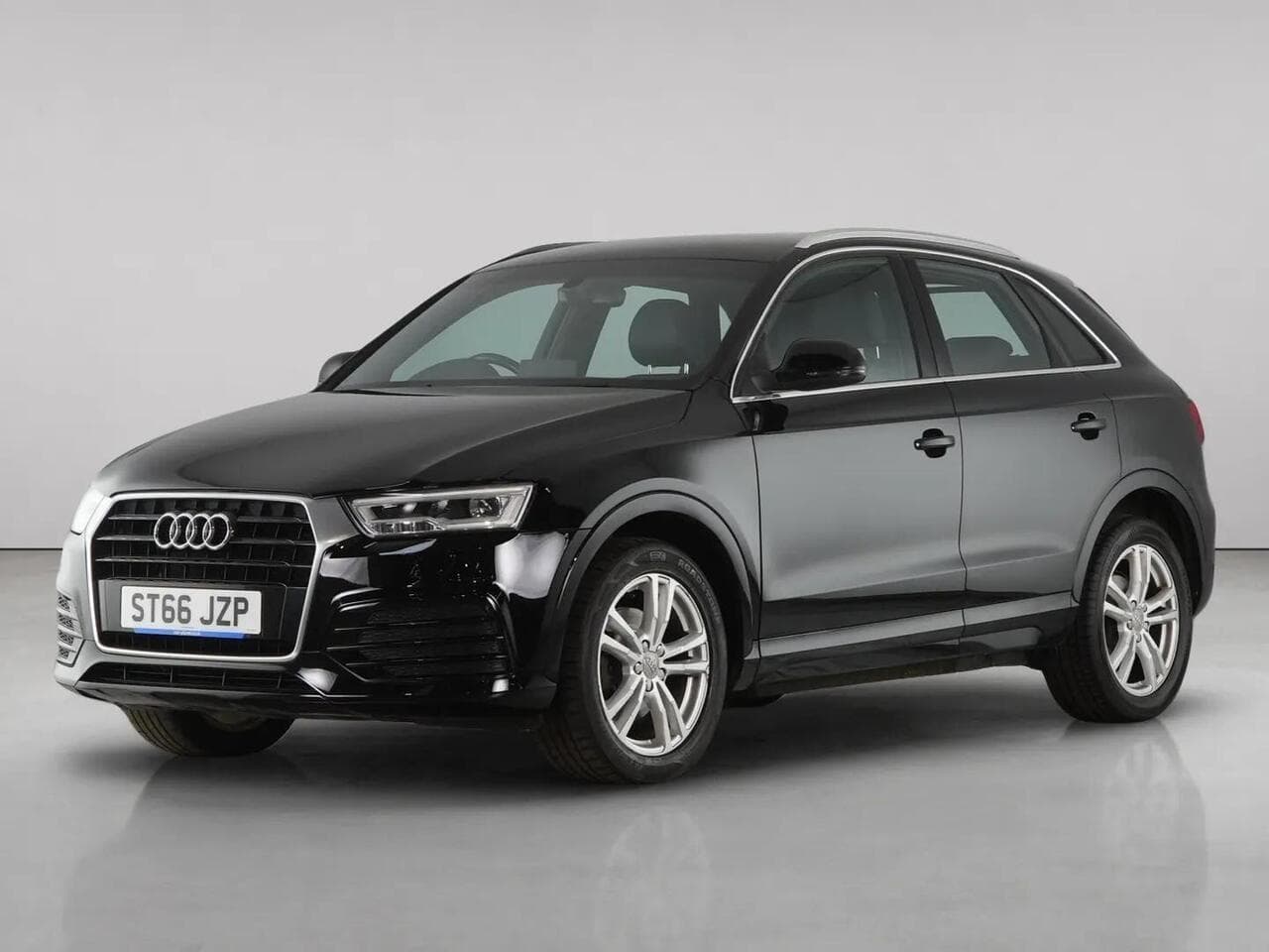 Audi Q3 thumbnail Front Left