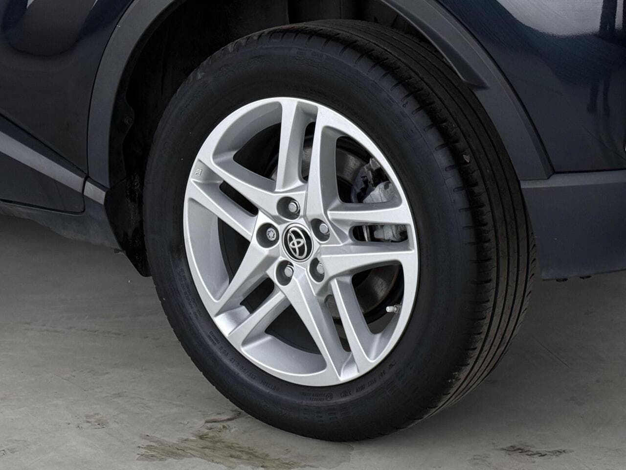 Toyota C-HR thumbnail Wheel