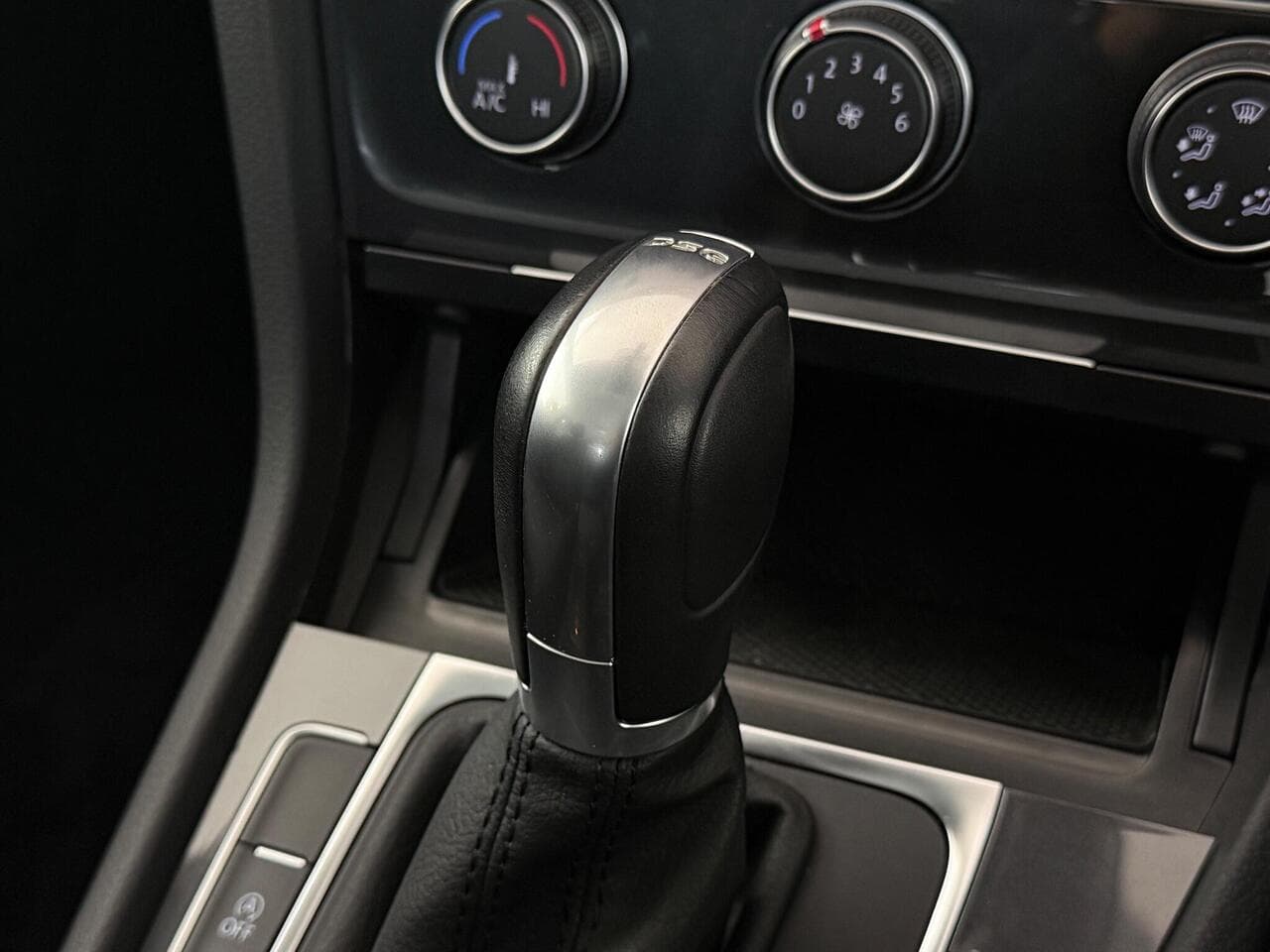 Volkswagen Golf thumbnail Interior Front