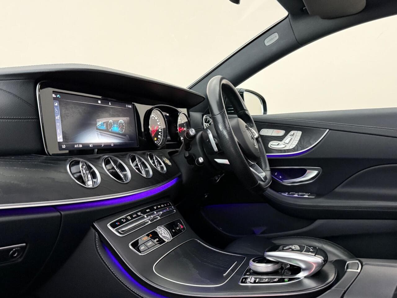 Mercedes-Benz E Class thumbnail Interior Front