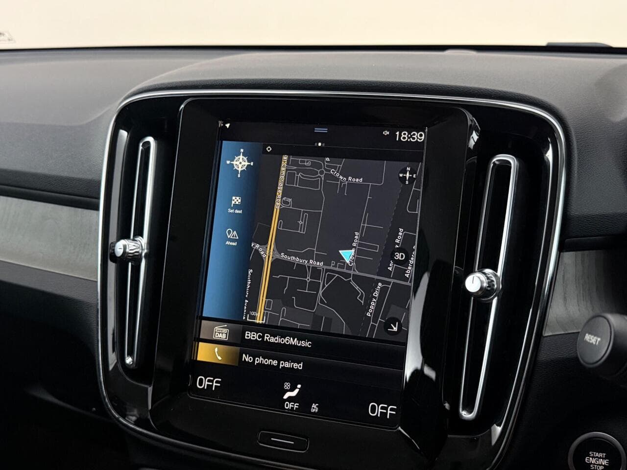 Volvo XC40 thumbnail Infotainment System