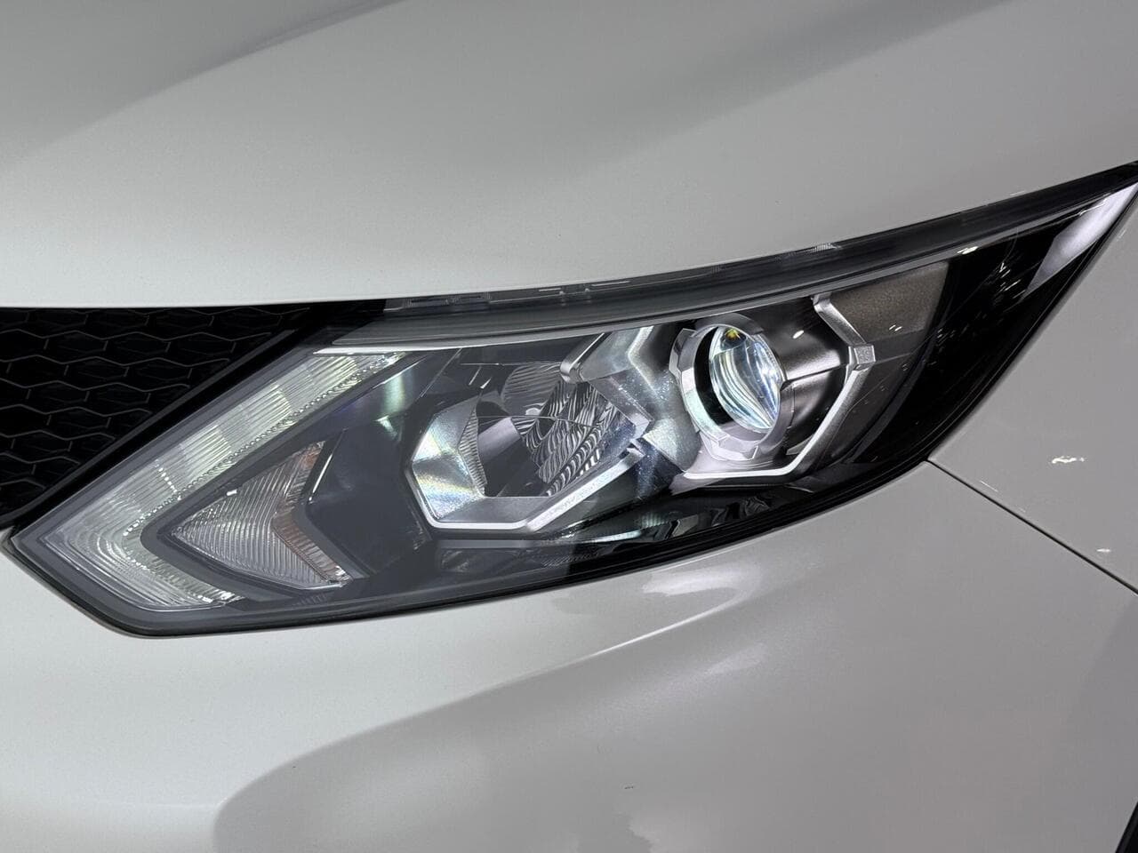 Nissan Qashqai thumbnail Lights Front