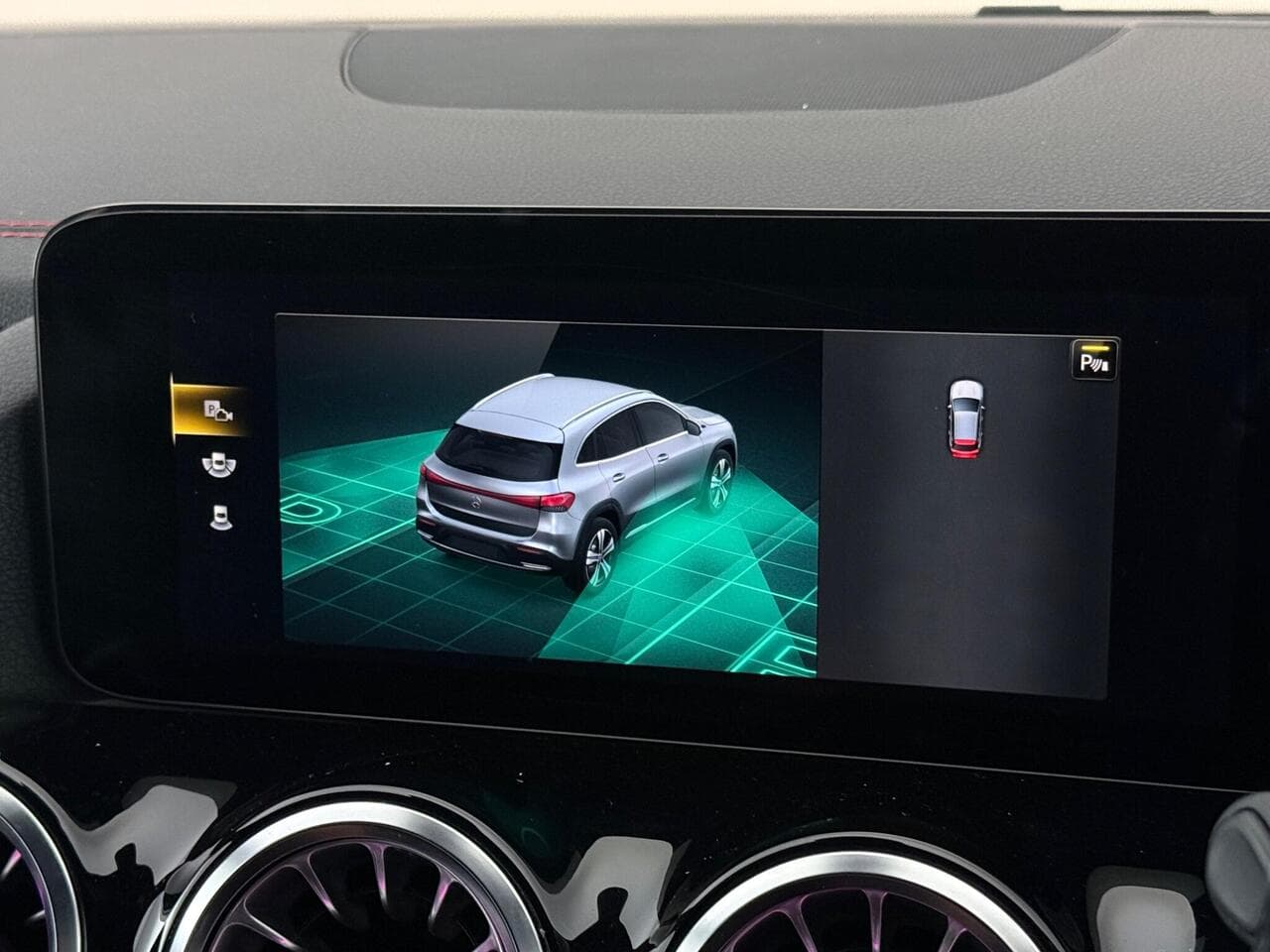 Mercedes-Benz EQA thumbnail Infotainment System