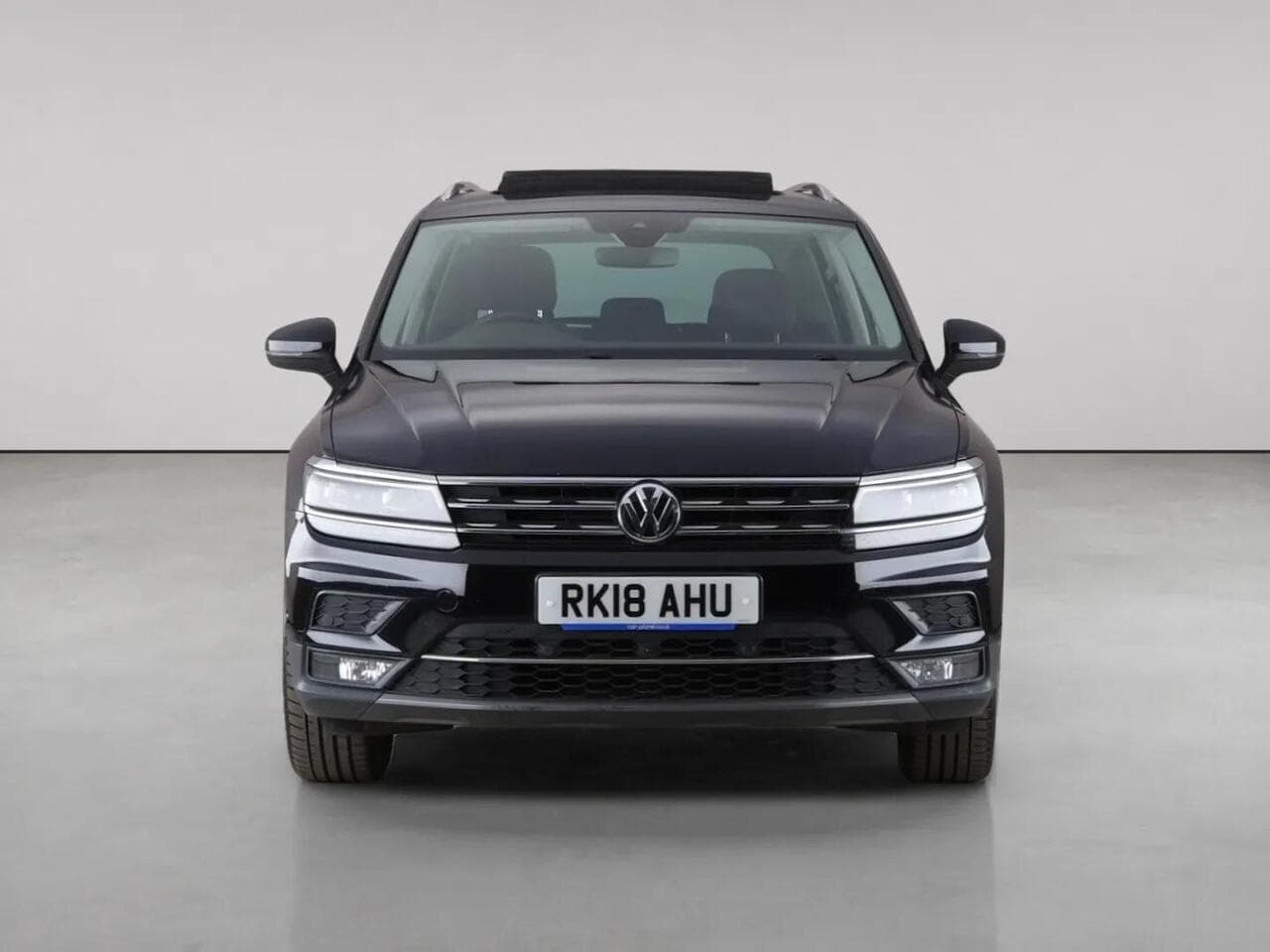 Volkswagen Tiguan thumbnail Front