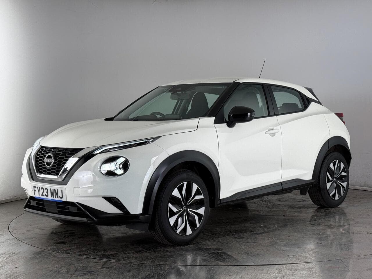 Nissan Juke thumbnail Front Left