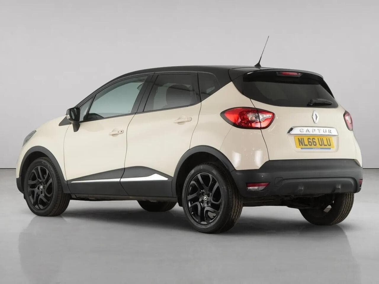 Renault Captur thumbnail Rear Left