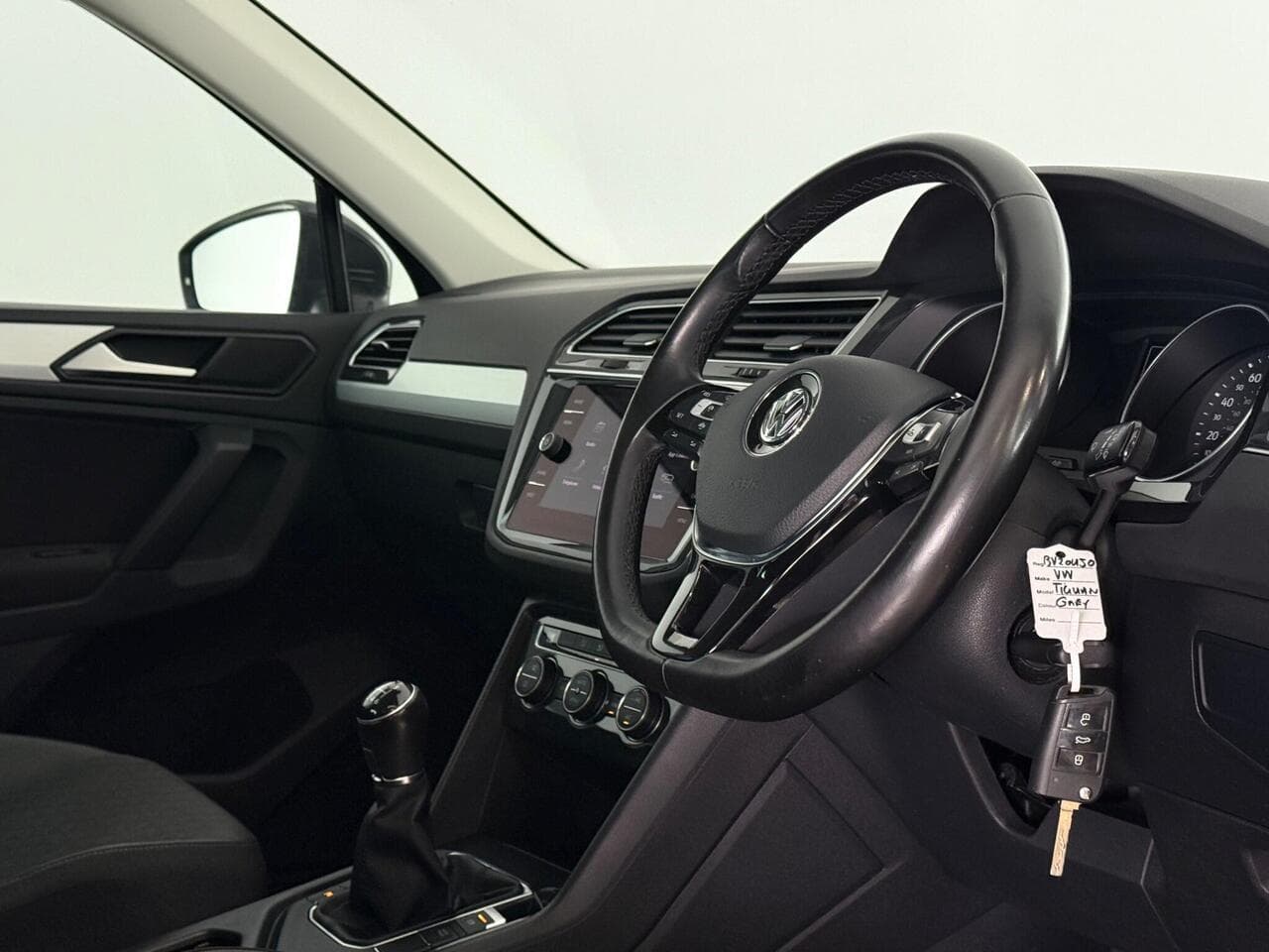 Volkswagen Tiguan thumbnail Interior Front