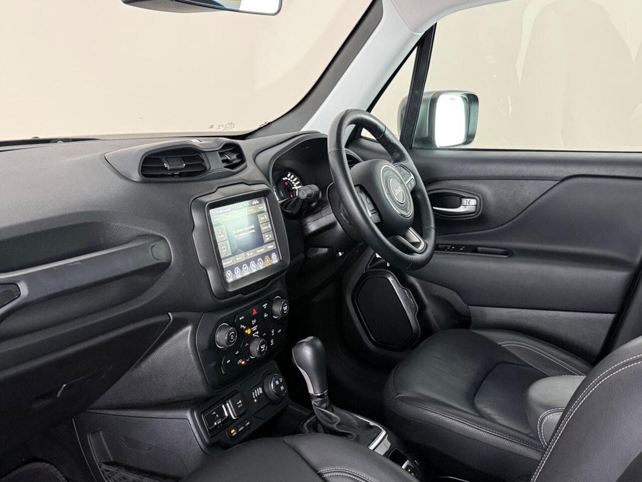 Jeep Renegade thumbnail Interior Front