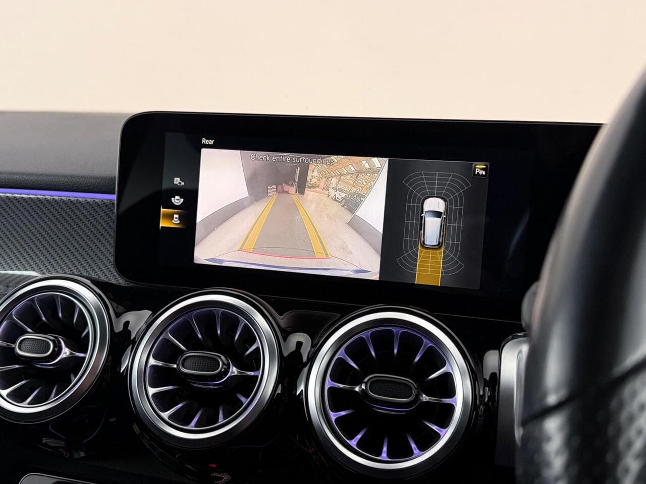 Mercedes-Benz GLB thumbnail Infotainment System