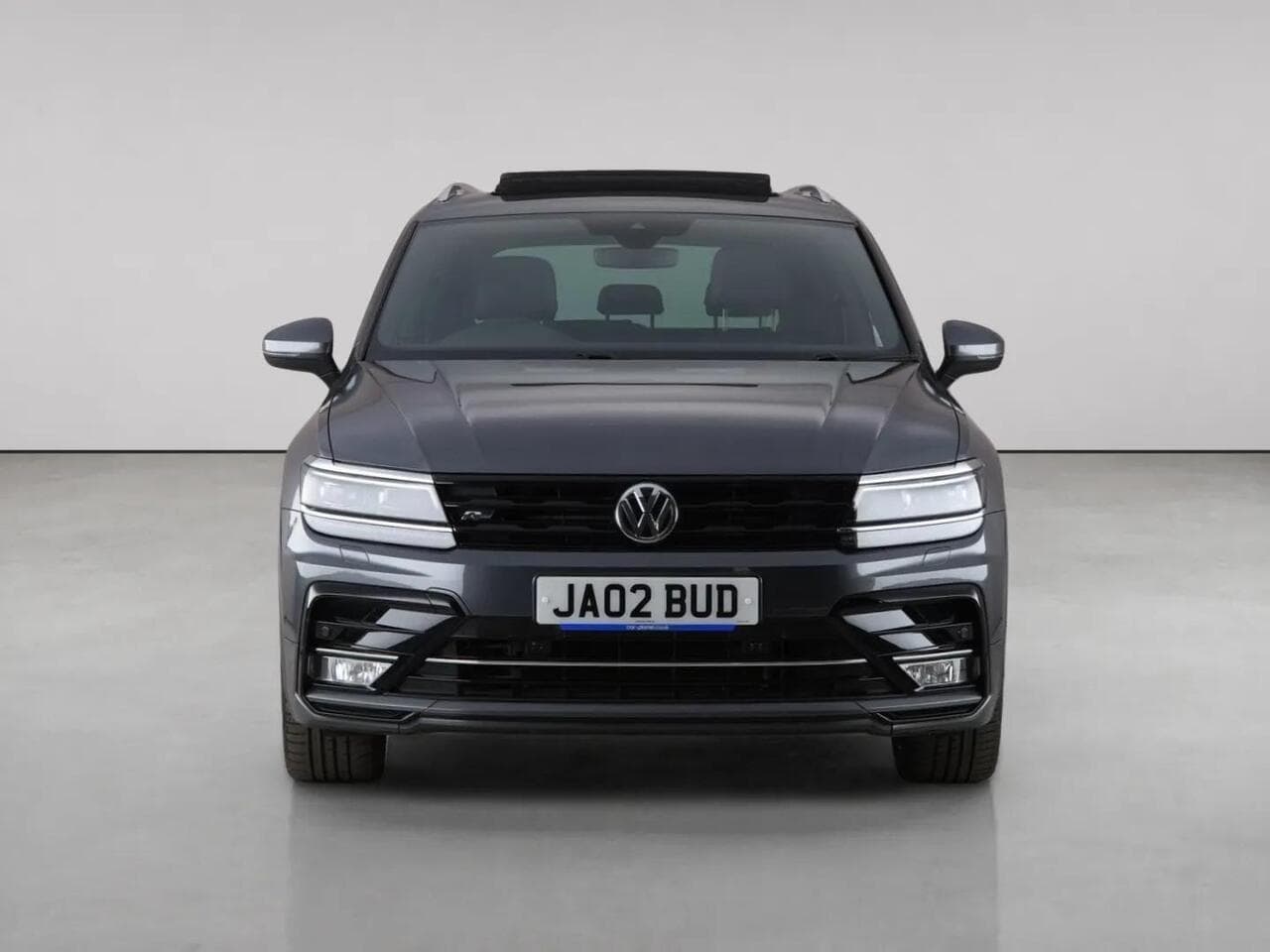 Volkswagen Tiguan thumbnail Front