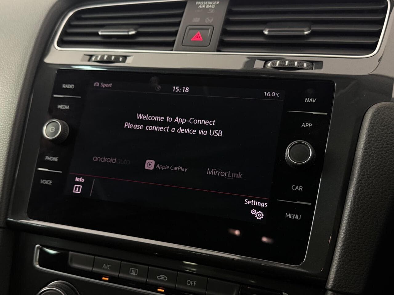 Volkswagen Golf thumbnail Infotainment System