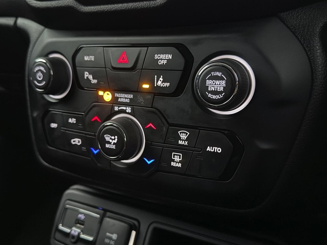 Jeep Renegade thumbnail Misc Controls