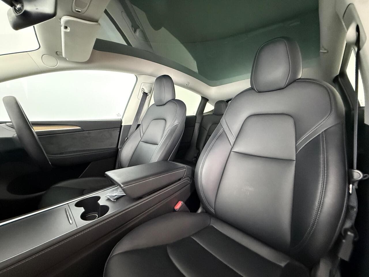 Tesla Model Y thumbnail Seat Front Passenger