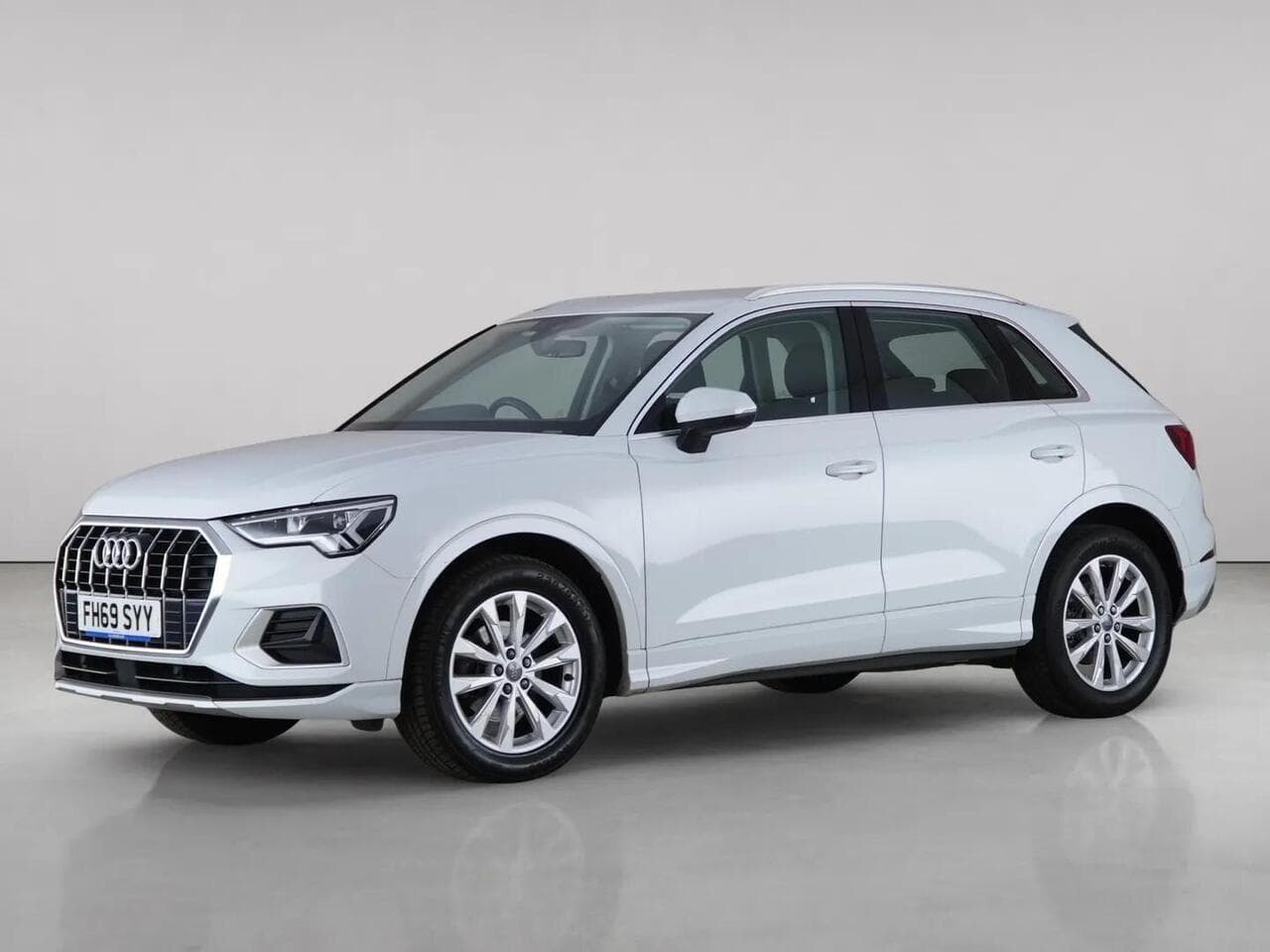 Audi Q3 thumbnail Front Left