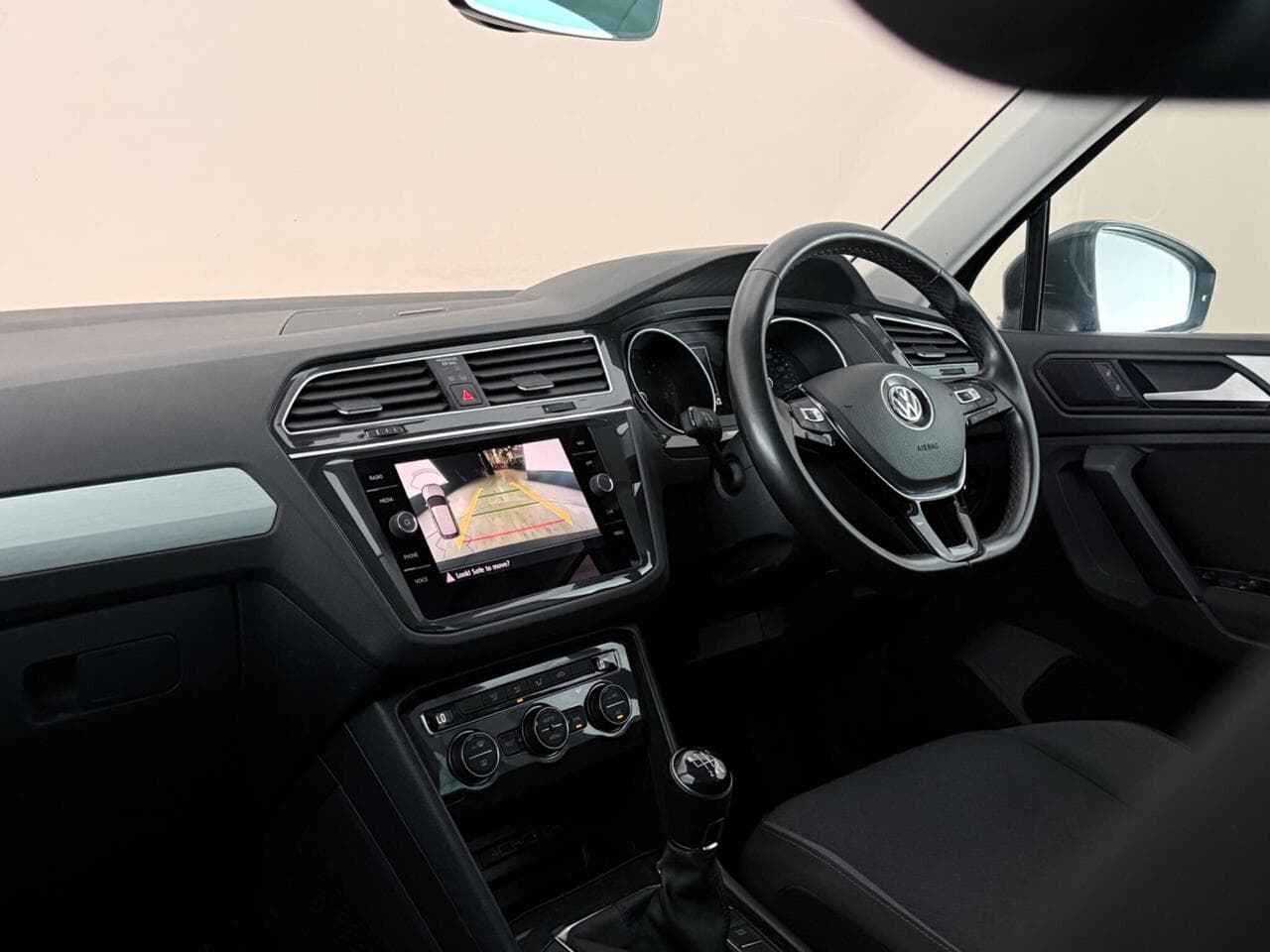 Volkswagen Tiguan thumbnail Interior Front