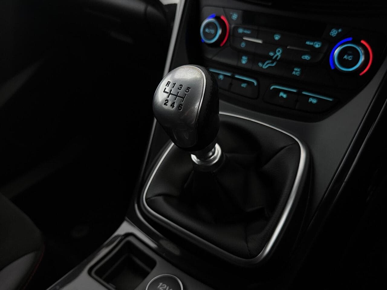Ford Kuga thumbnail Interior Front