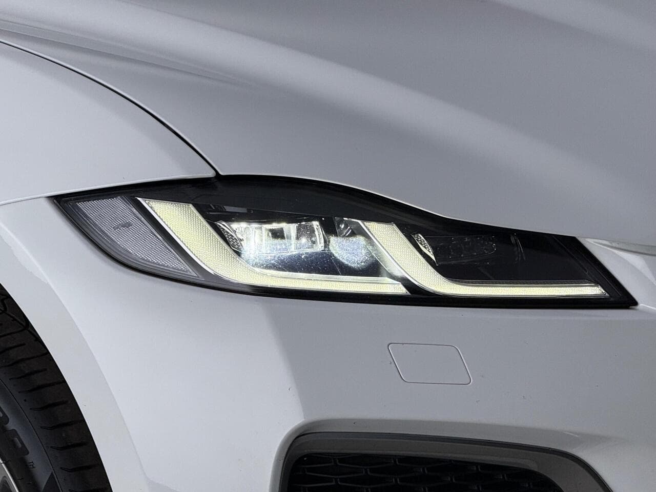 Jaguar F-PACE thumbnail Lights Front