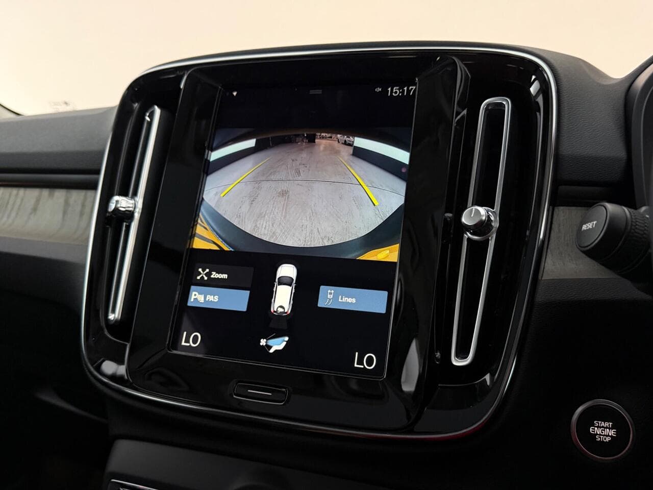 Volvo XC40 thumbnail Infotainment System