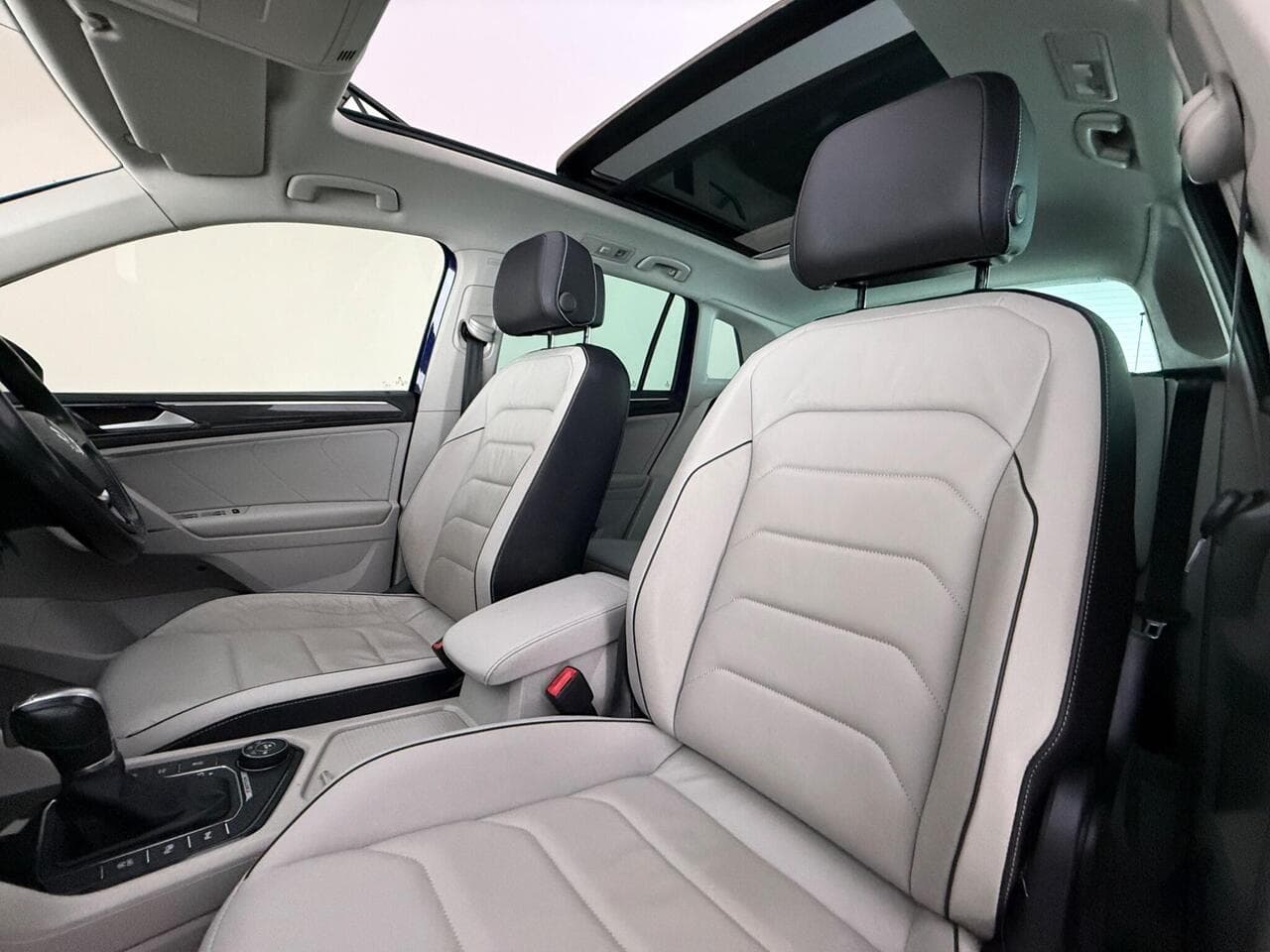 Volkswagen Tiguan thumbnail Seat Front Passenger