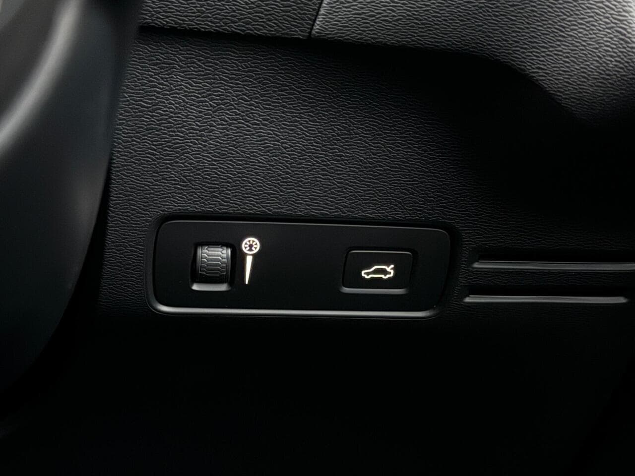 Volvo XC40 thumbnail Misc Controls
