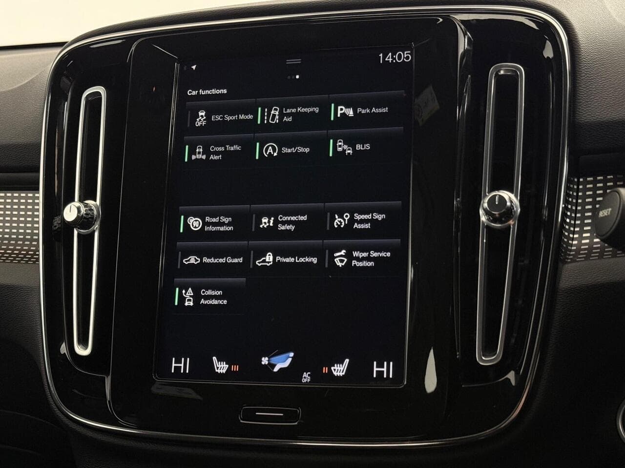 Volvo XC40 thumbnail Infotainment System