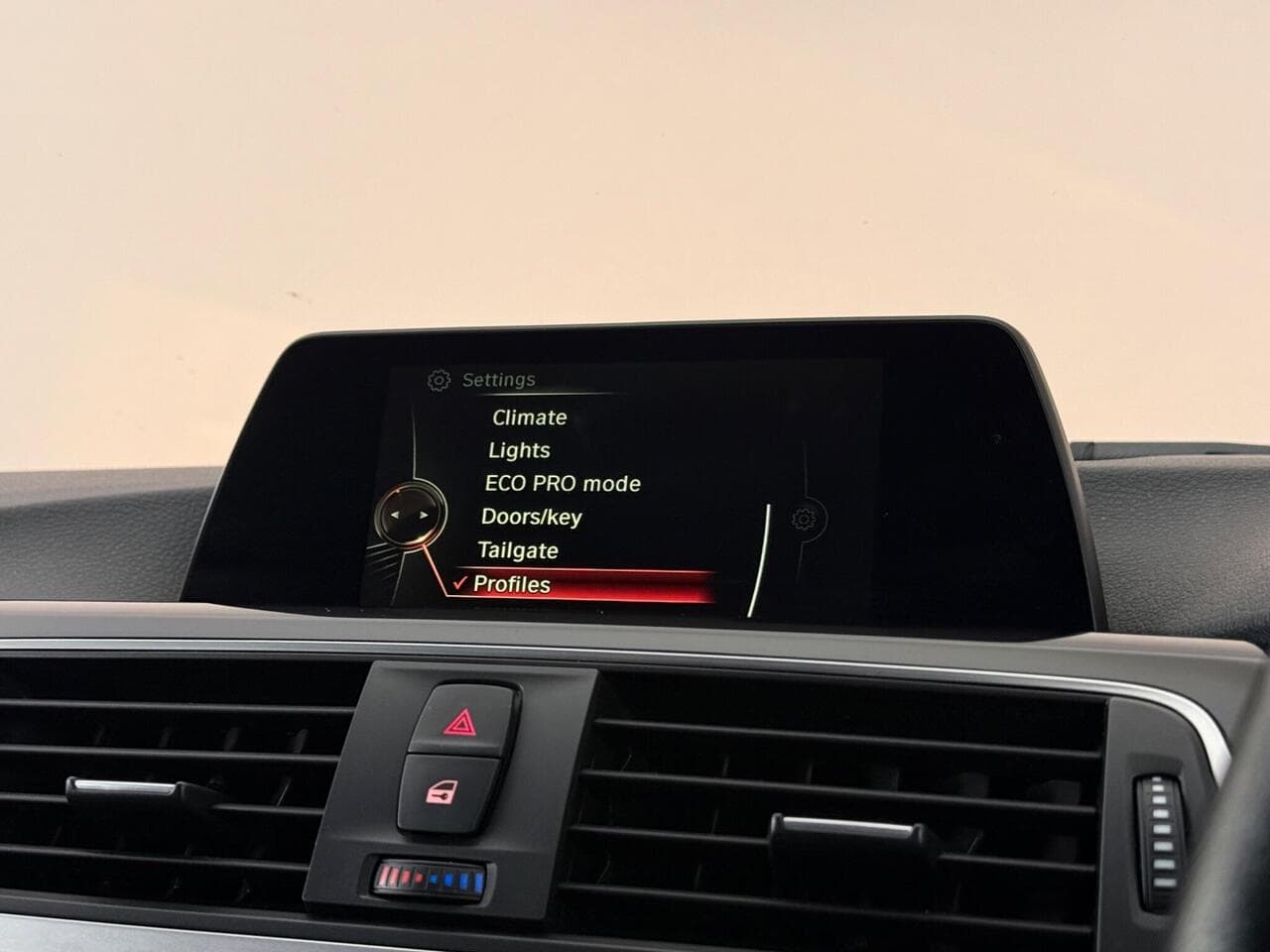 BMW 3 Series thumbnail Infotainment System
