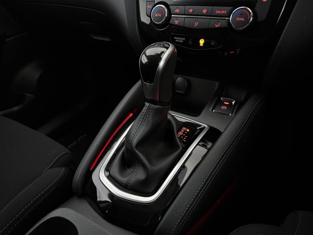 Nissan Qashqai thumbnail Interior Front