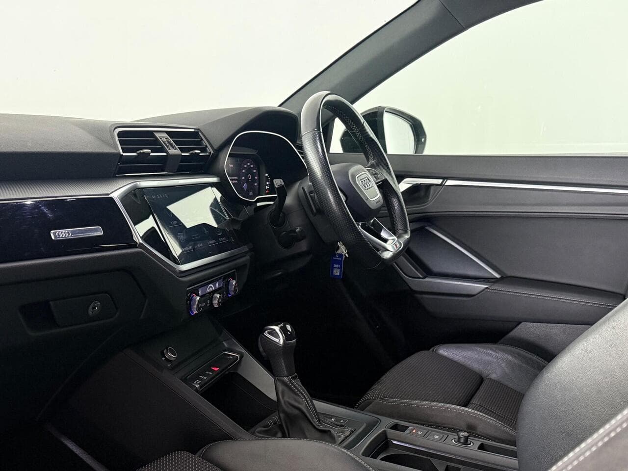 Audi Q3 thumbnail Interior Front