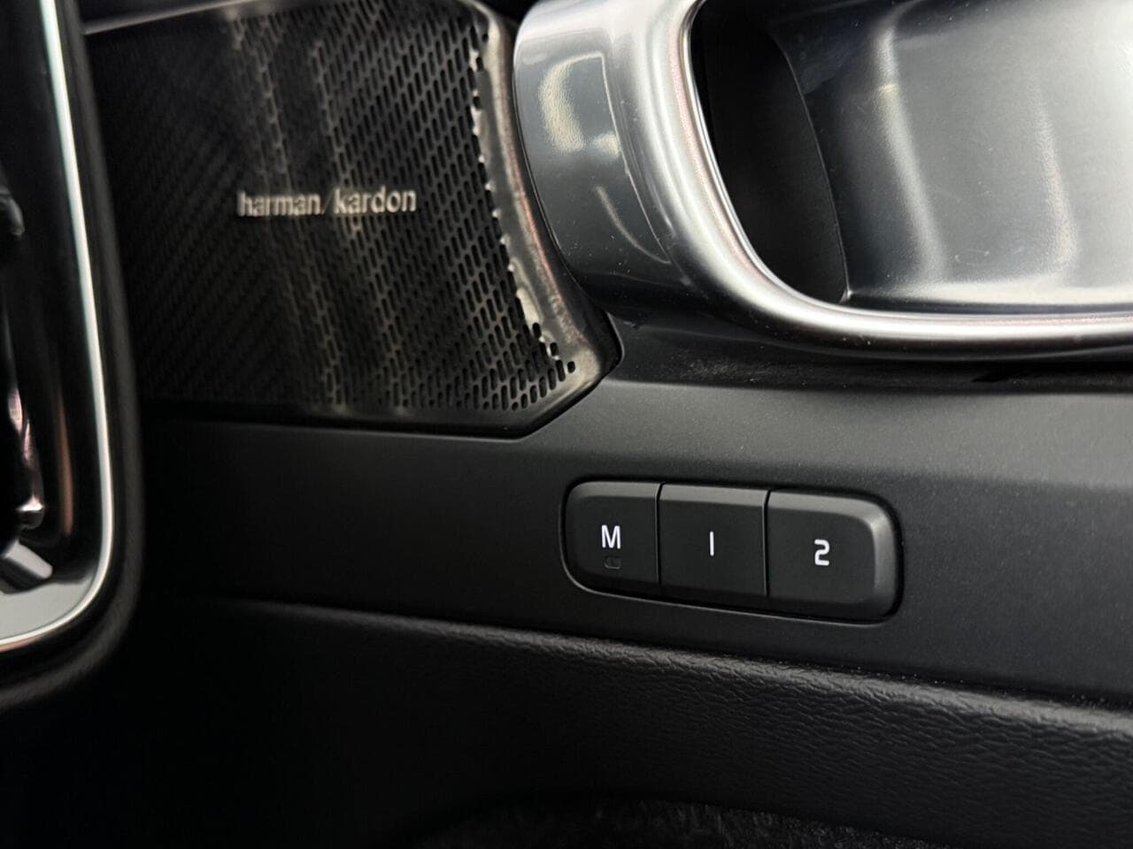 Volvo XC40 thumbnail Misc Controls