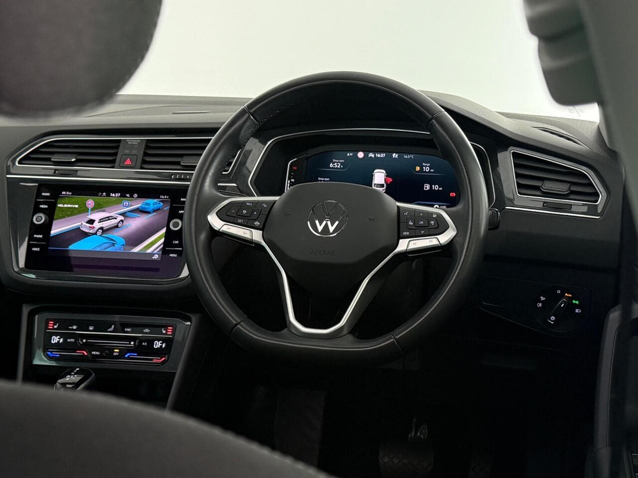 Volkswagen Tiguan thumbnail Steering Wheel