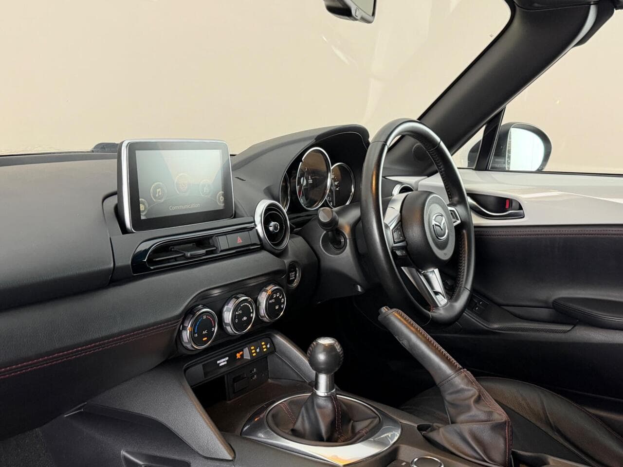 Mazda MX-5 thumbnail Interior Front