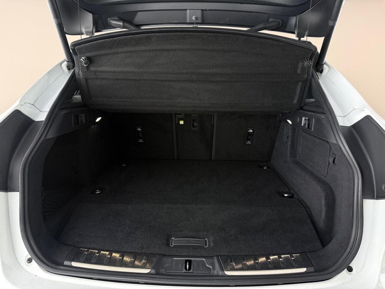 Jaguar F-PACE thumbnail Boot