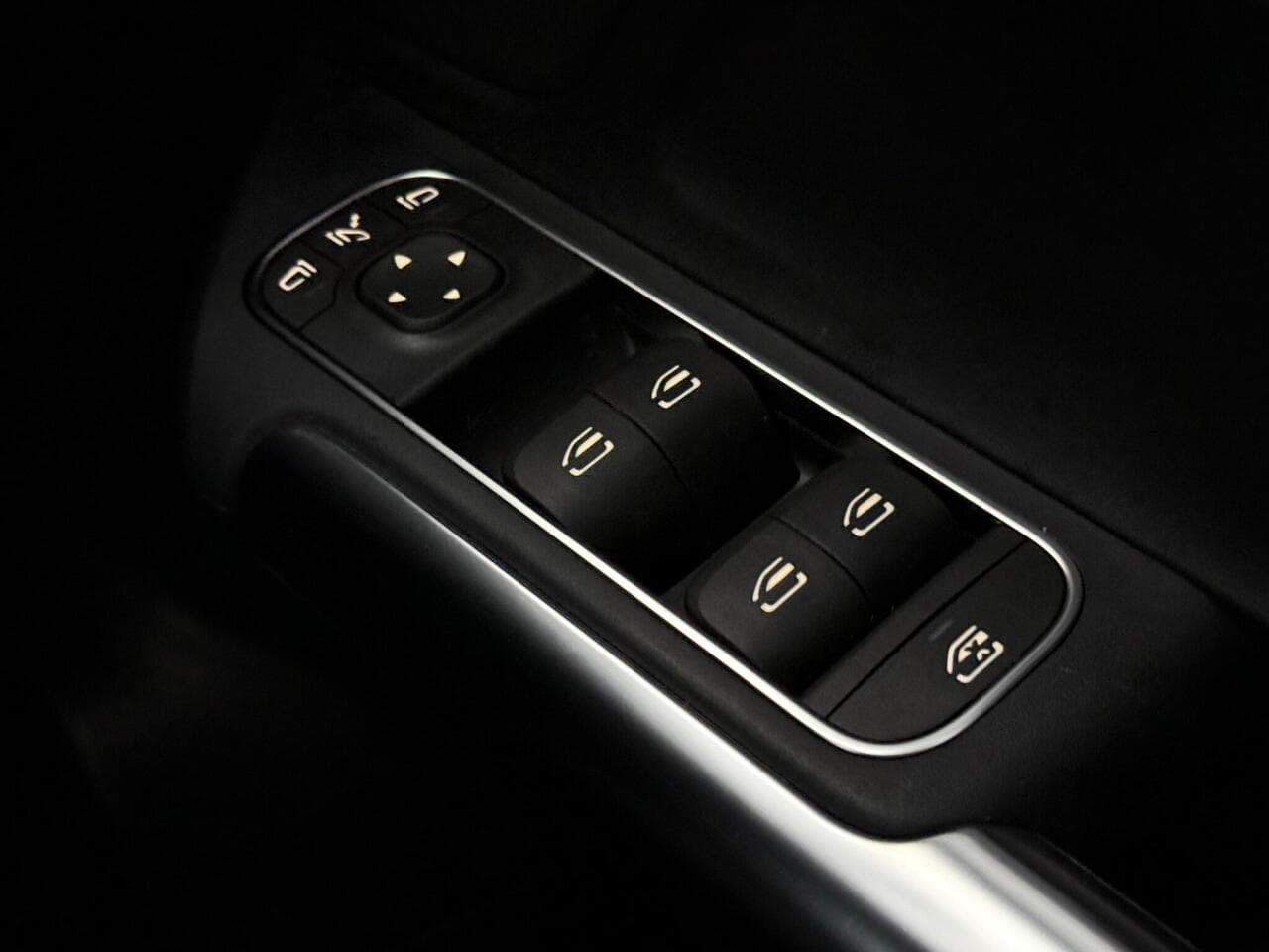 Mercedes-Benz GLA thumbnail Misc Controls