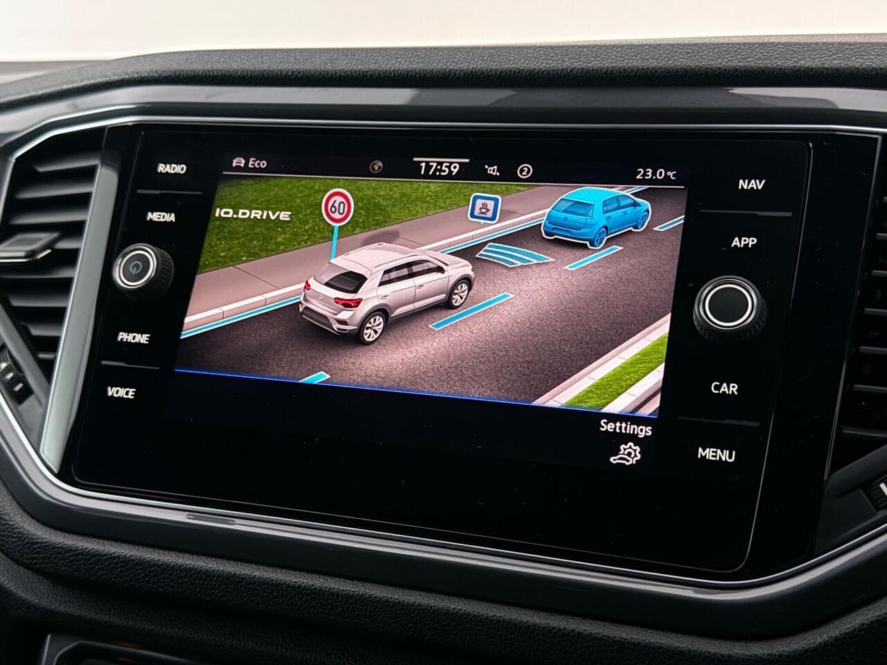 Volkswagen T-Roc thumbnail Infotainment System