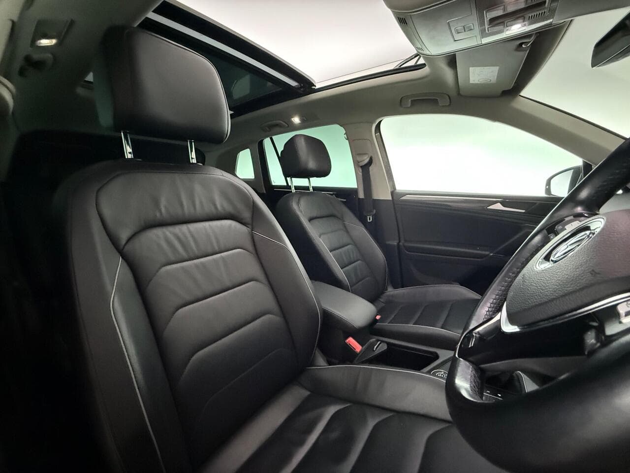 Volkswagen Tiguan thumbnail Seat Driver