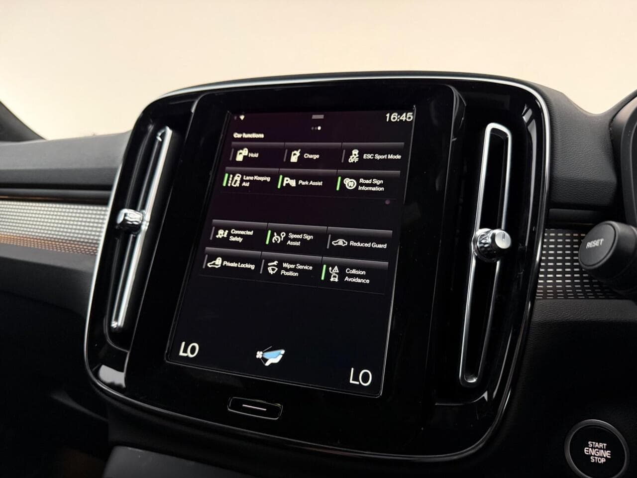Volvo XC40 thumbnail Infotainment System