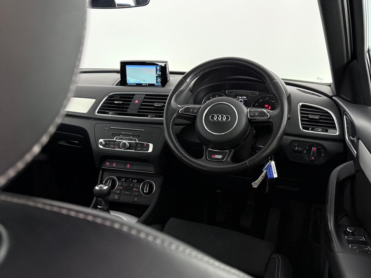 Audi Q3 thumbnail Interior Front